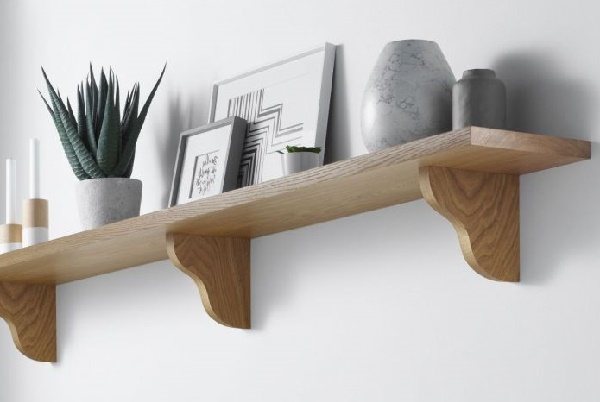 fixation de l'étagère sur les butées au mur