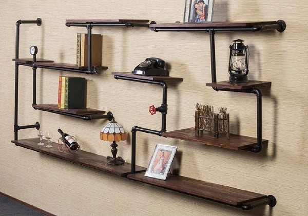 fixation des étagères au mur à l'aide de tuyaux