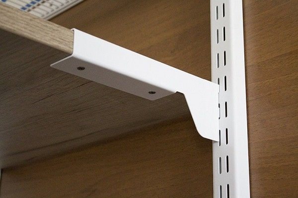 fixation des étagères aux crochets