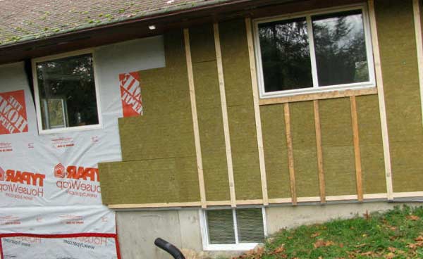 fixation de laine minérale à la façade de la maison