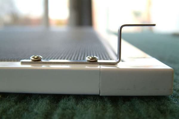 Monter sur le cadre de la moustiquaire