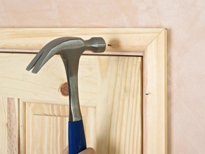 Fixation des plateaux aux clous