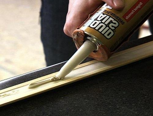 fixation des plateaux sur des clous liquides