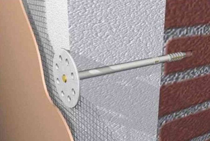 Fixation de la mousse avec des clous spéciaux