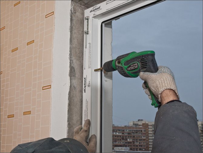 Fixation d'une fenêtre en plastique avec des ancrages