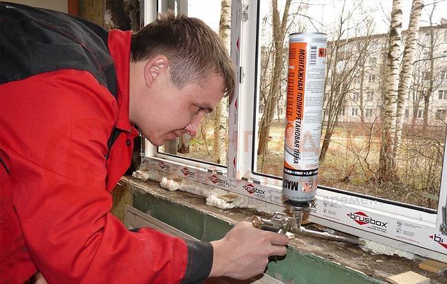 Fixation du cadre de la fenêtre en plastique au mur