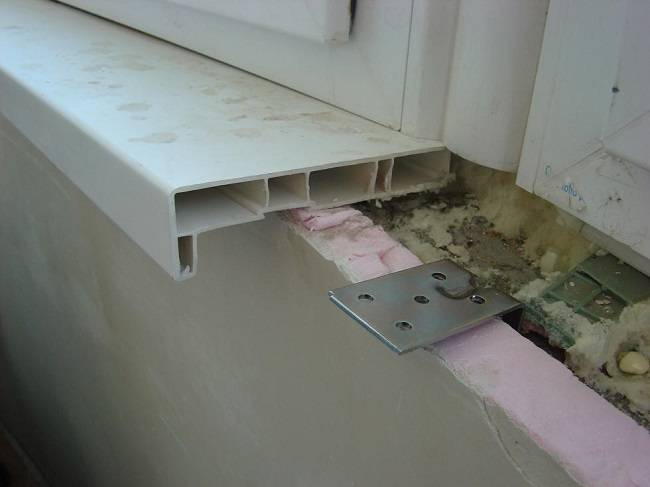 Fixation du cadre de la fenêtre en plastique au mur