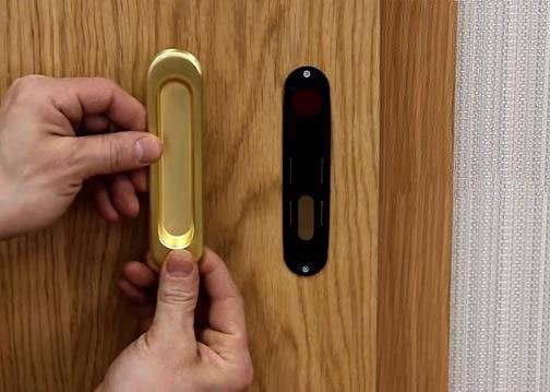 Fixation de la poignée de la porte du compartiment