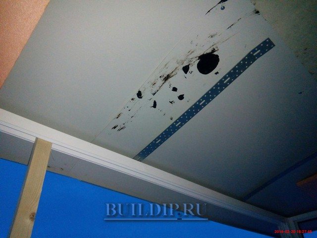 Fixation de la partie supérieure des cadres en aluminium à la dalle du balcon.