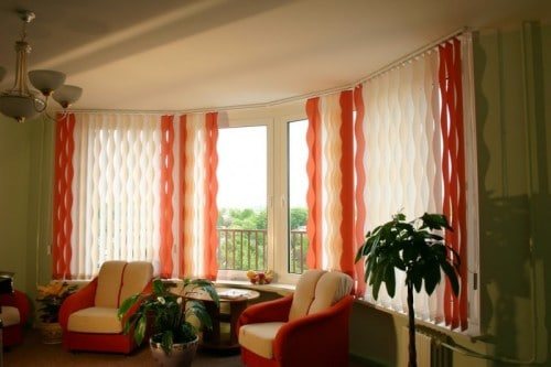 Fixation des stores verticaux au mur