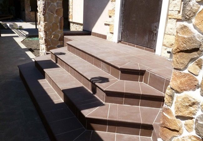 porche bordé de carreaux de clinker