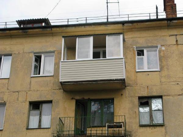 Toit au dessus du balcon du dernier étage