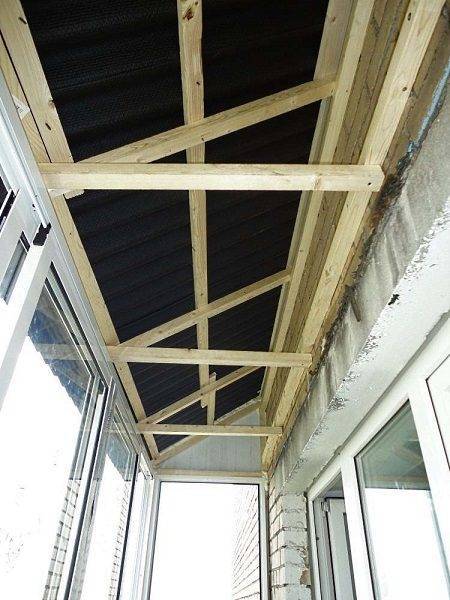 Toit au dessus du balcon du dernier étage