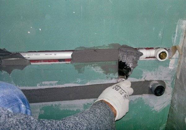 Où cacher correctement et en toute sécurité les tuyaux de chauffage dans une maison privée