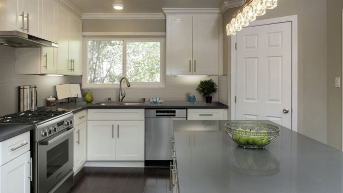 cuisine, cuisine avec fenêtre, évier sous la fenêtre, fruits