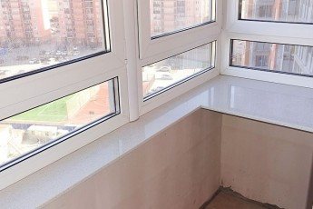 Appui de fenêtre en quartz St Helens Blanc pour la finition du balcon isolé
