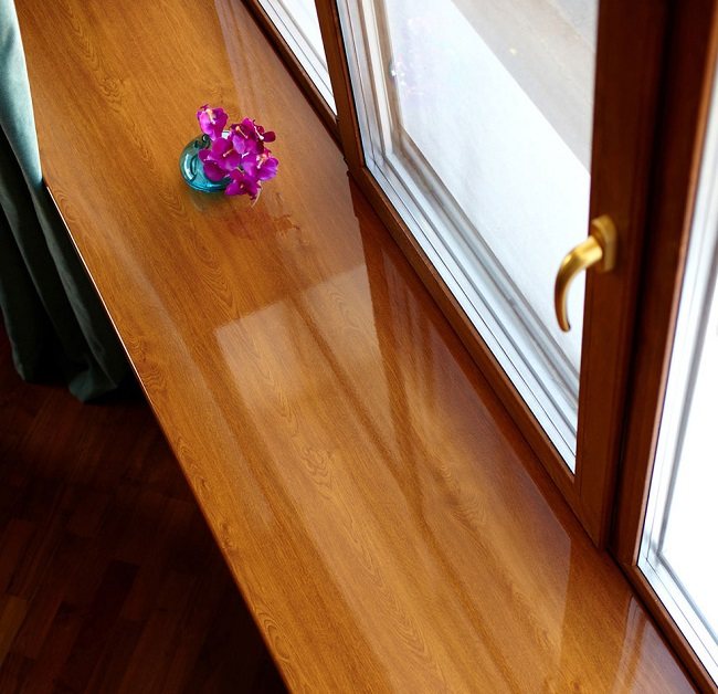 rebord de fenêtre stratifié sous un arbre