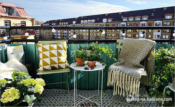 Coin salon sur le balcon: lieu de repos sans sortir de l'appartement