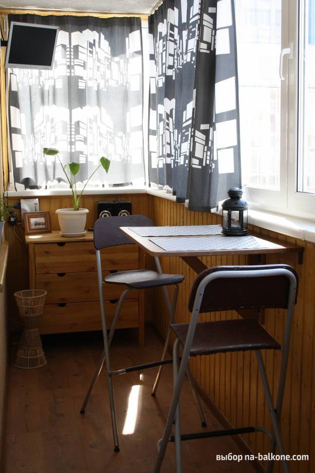 Coin salon sur le balcon: lieu de repos sans sortir de l'appartement