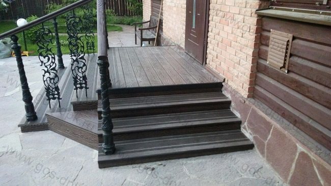 escaliers menant au porche de ces côtés