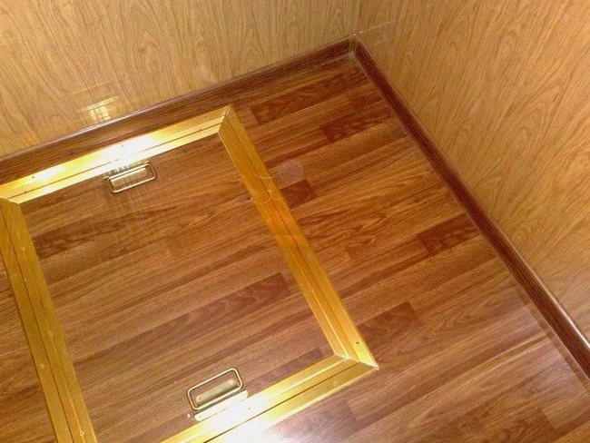 trappe recouverte de linoléum