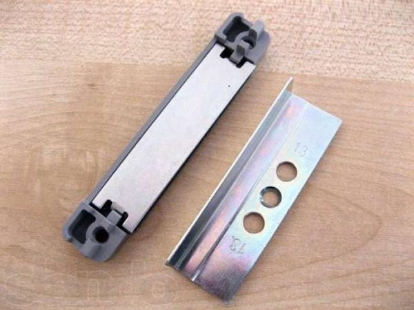 loquet magnétique sur une porte de balcon en plastique