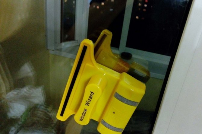 L'appareil magnétique nettoie le verre sans traces