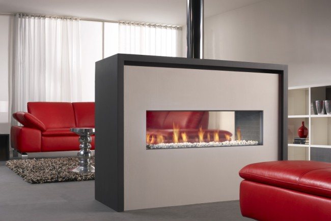 Portail massif avec une cheminée dans le salon