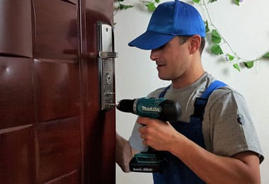 le maître change la poignée