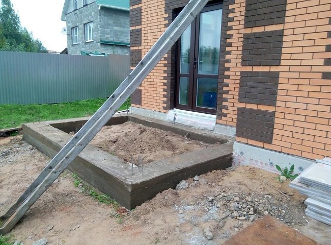 fondation peu profonde sous le porche