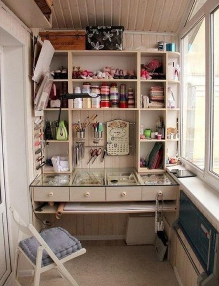 une place pour les travaux d'aiguille sur le balcon