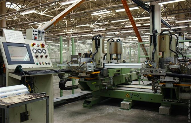 Poste de travail de l'opérateur pour la découpe d'un profilé en plastique