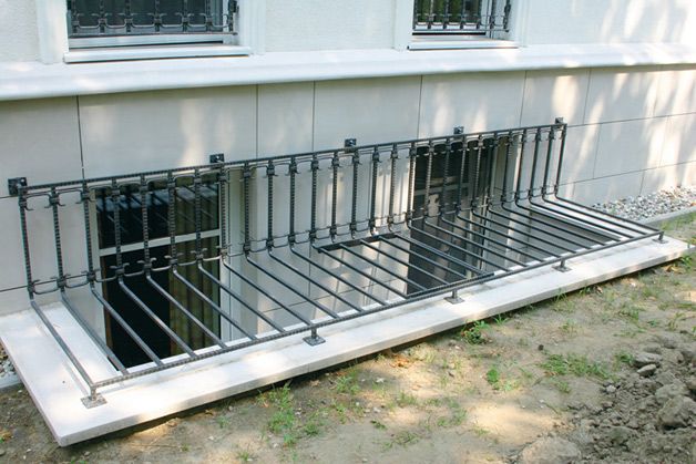 Treillis métallique sur la fenêtre du sous-sol