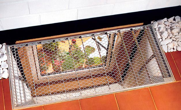 Treillis métallique sur la fenêtre du sous-sol