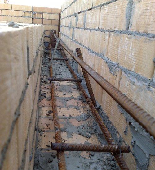 Cadre en métal sous l'arche