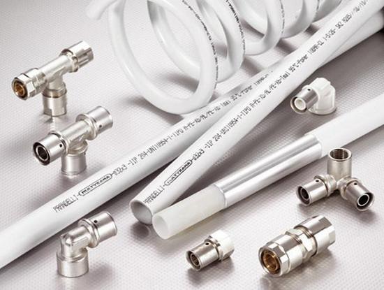 tuyaux en métal-plastique