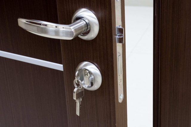 Loquet de porte intérieure: magnétique, avec un loquet, silencieux