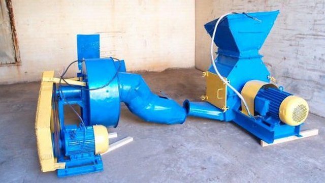 Un broyeur à marteaux amène la matière première à la fraction fine requise