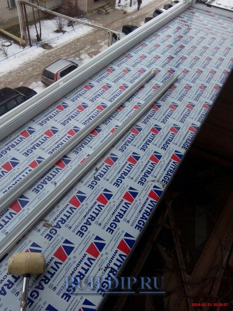 Installation de profilés en aluminium.