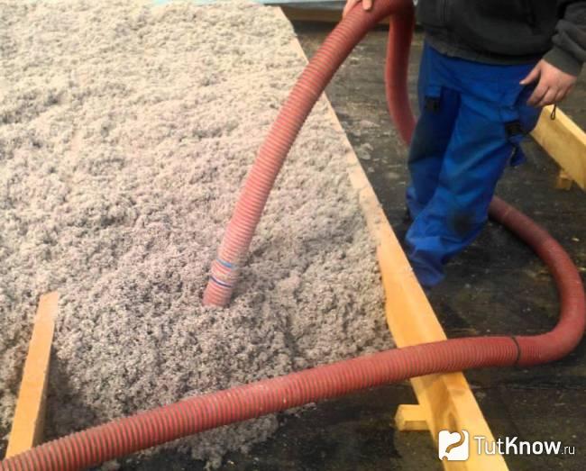 Installation d'isolant cellulosique