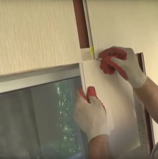 installation de l'élément au-dessus de l'ouverture de la fenêtre 2