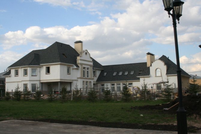 Pose de bardeaux flexibles à Vidnoye