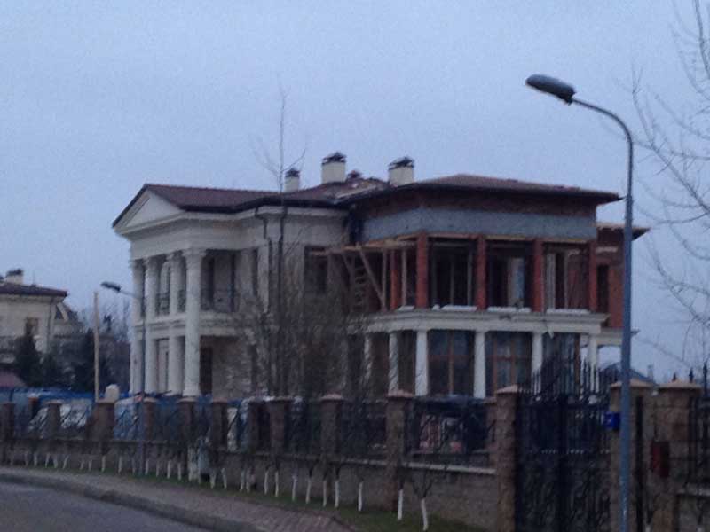 Installation d'un toit dans le village de chalets Elite Monolit