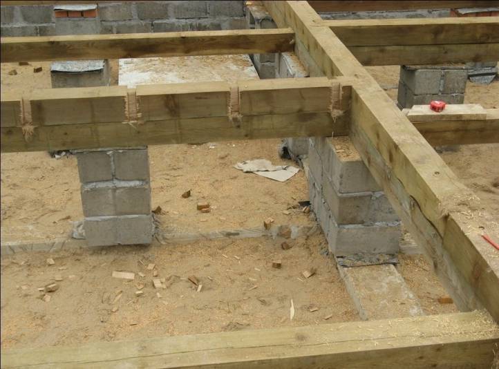 Installation de bûches sur le balcon et la loggia