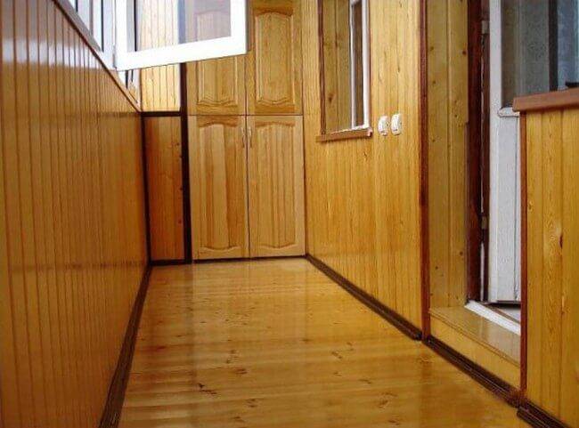 Installation de bûches sur le balcon et la loggia