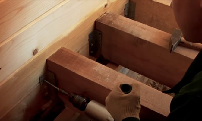 Installation de bûches sur le balcon et la loggia