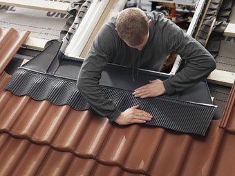 Installation d'une fenêtre de toit dans une tuile métallique