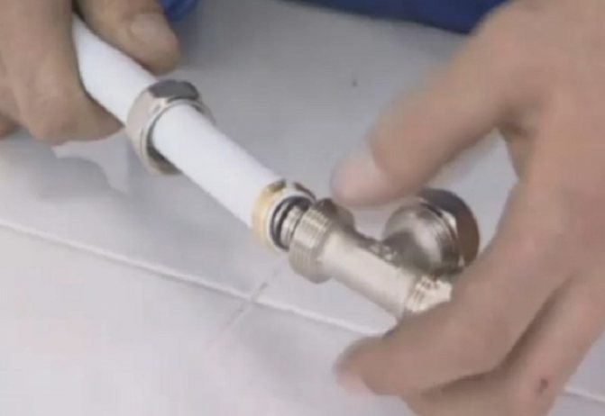 Installation de bricolage de tuyaux métal-plastique