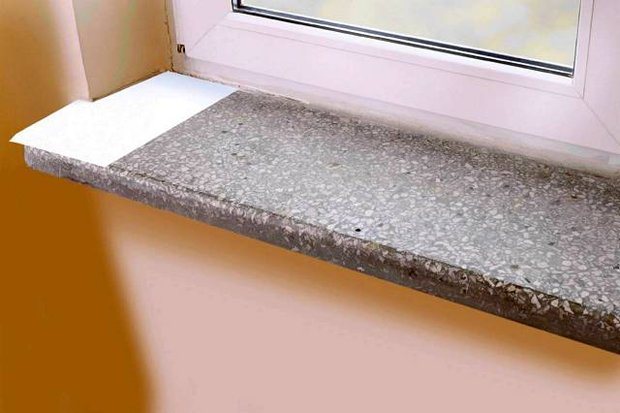 Installation du revêtement sur le rebord de la fenêtre