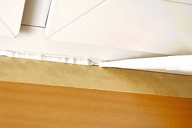 Installation de la superposition sur le rebord de la fenêtre